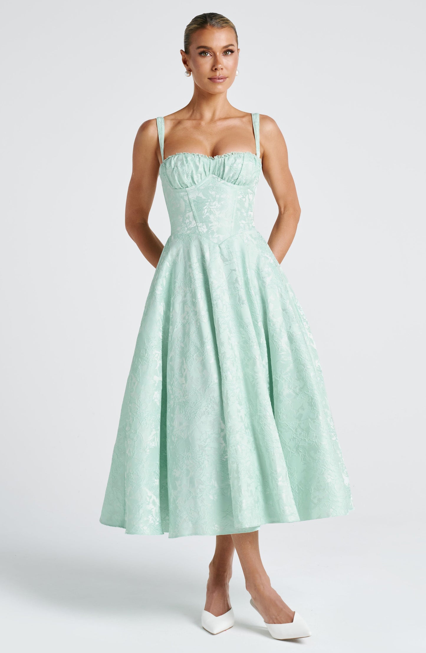 Vestido midi con tirantes finos Sophia Mint - El estilo perfecto para el verano