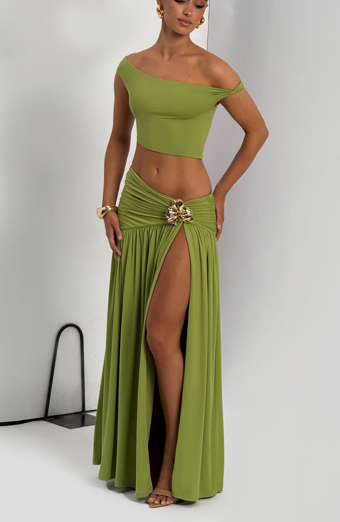 Falda larga Chloe en verde oliva - Imprescindible para el verano