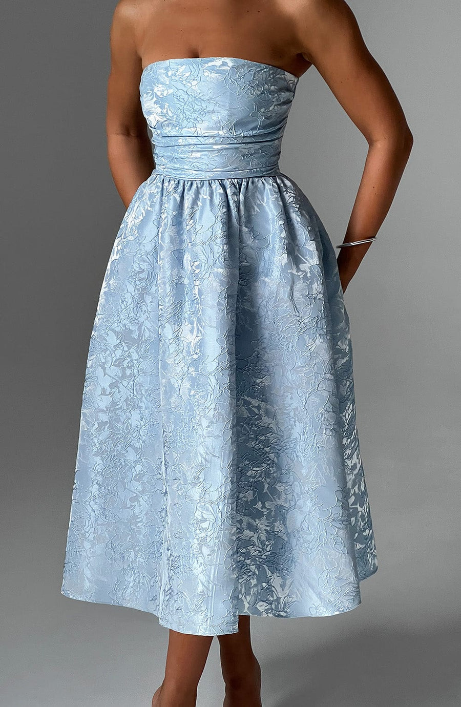 Chloe Blue Midi Sundress - Perfecto para el verano