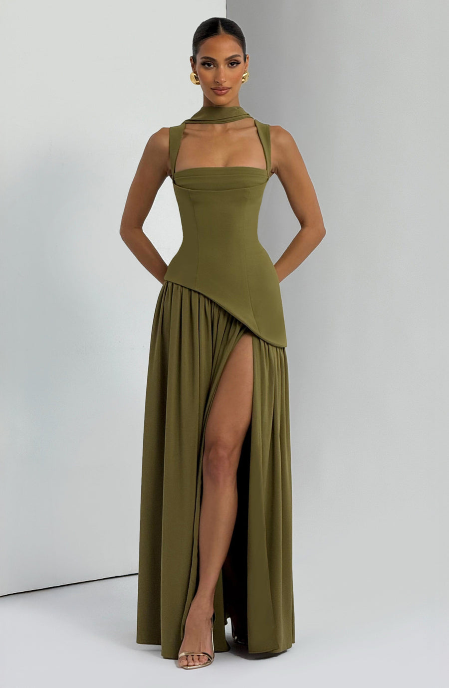 Vestido de verano largo Sophia en oliva oscuro