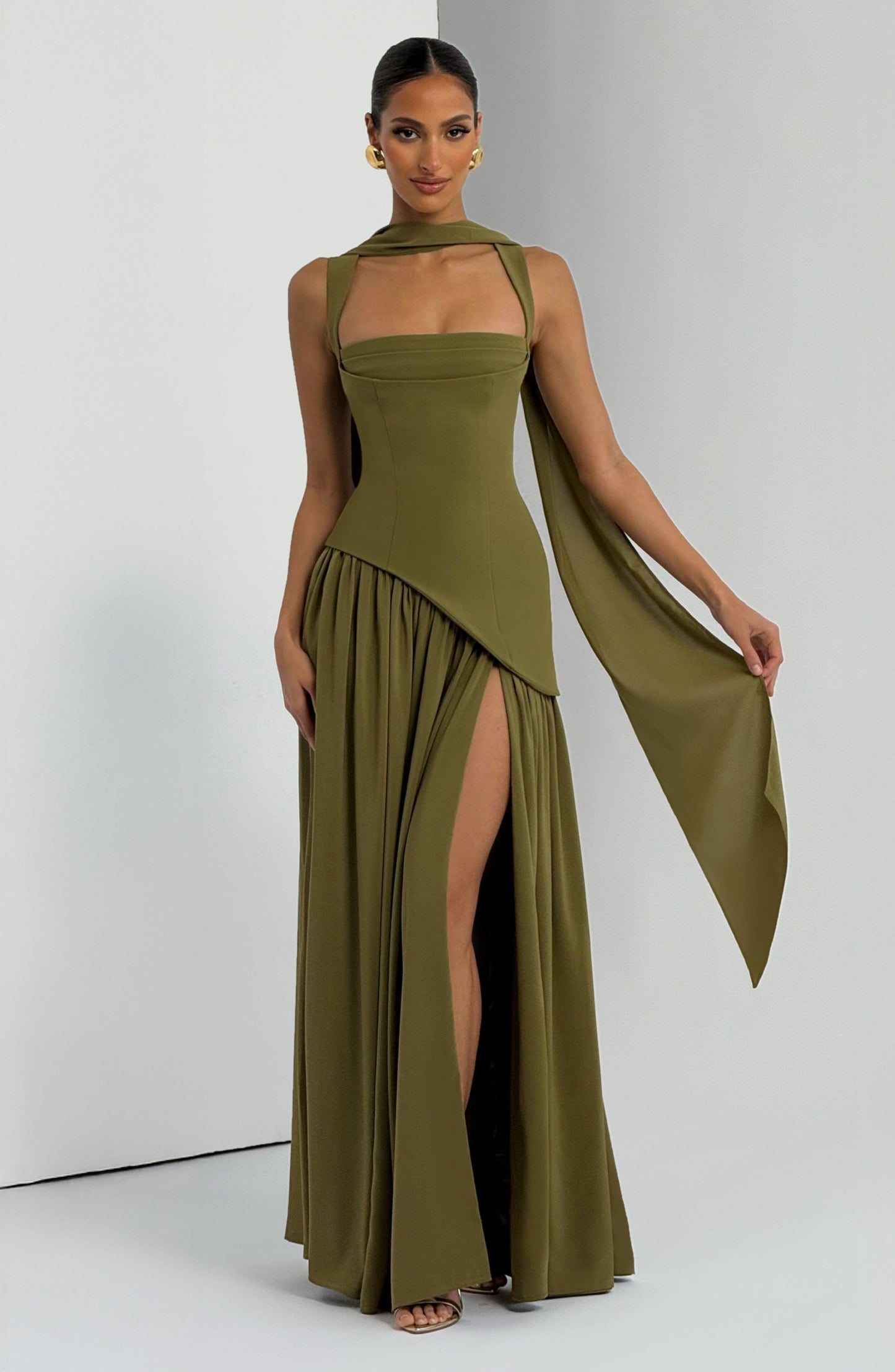 Vestido de verano largo Sophia en oliva oscuro