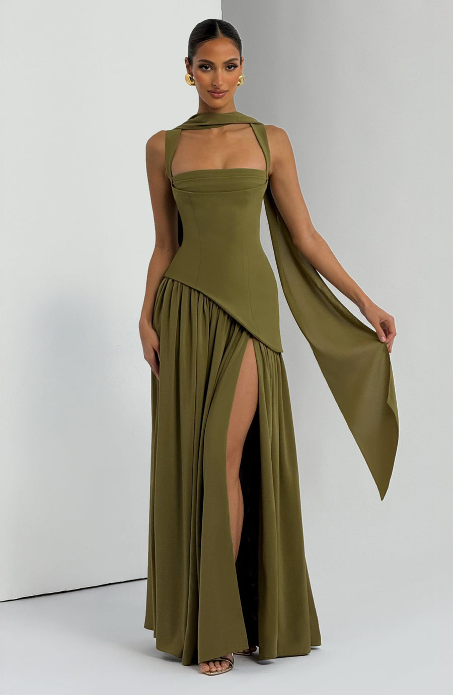 Vestido de verano largo Sophia en oliva oscuro