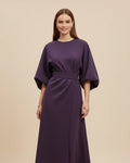 Elegante vestido de mujer con cinturón y mangas farol