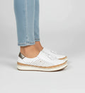 Mocasines con borlas y diseño perforado para mujer