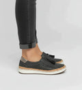 Mocasines con borlas y diseño perforado para mujer